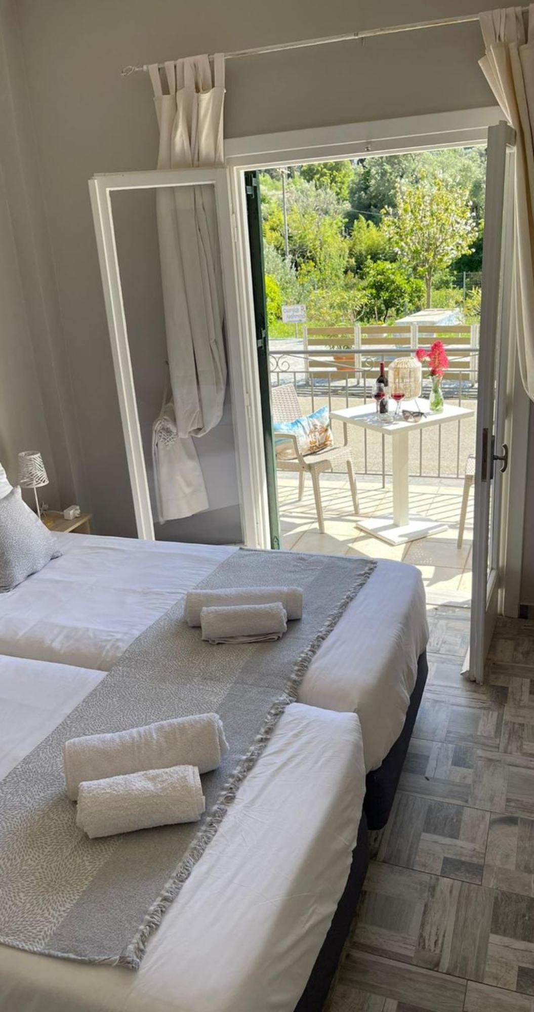 Georgia'S Apartments, Ipsos Corfu ภายนอก รูปภาพ